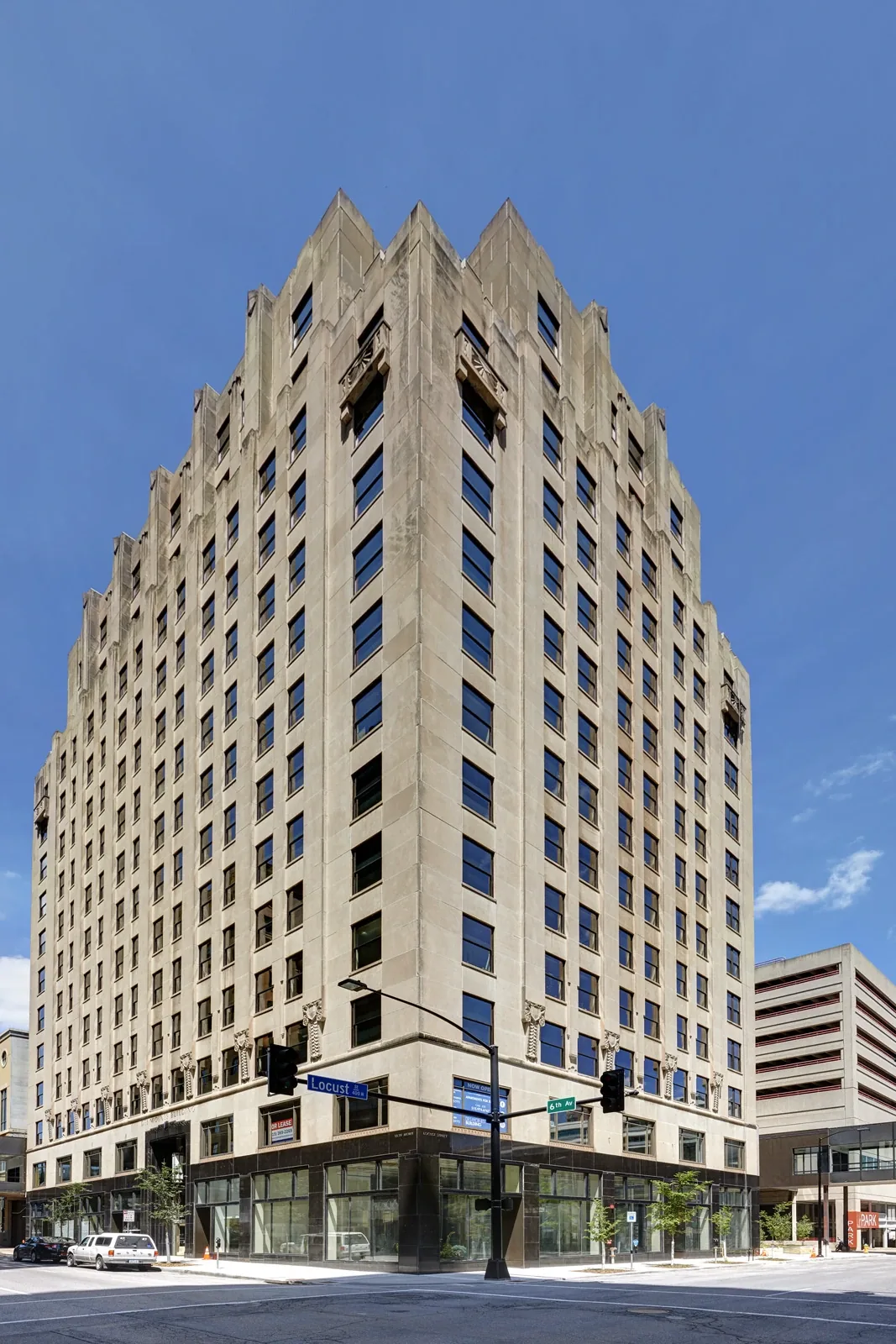 Stepped Art Deco crown of the Des Moines Building